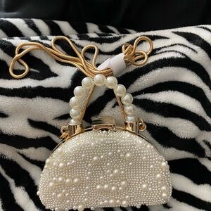 Mini House of Harlow 1960 Elegant Pearl-Embellished White Handbag